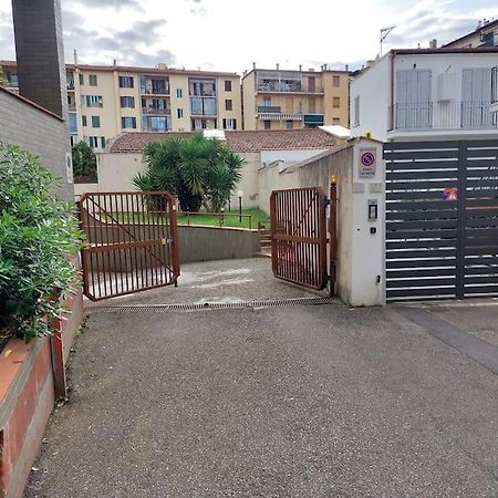 Ferienwohnung Lungarno 32 With Private Parking Florenz Exterior foto