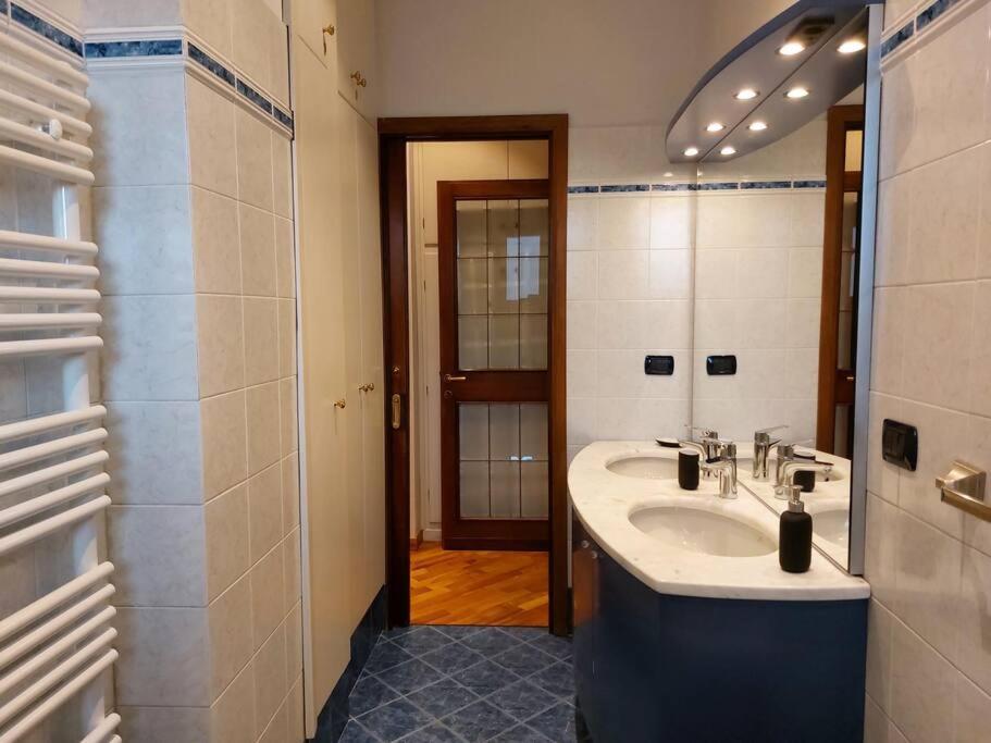 Ferienwohnung Lungarno 32 With Private Parking Florenz Exterior foto